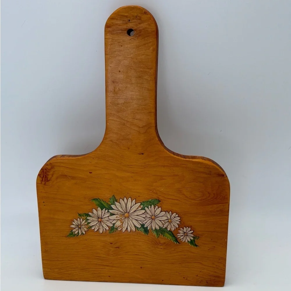 Vintage Wooden Cutting Board with Diasy Design